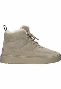 Beżowe, zamszowe sneakersy w średniej wysokości z miękkim futrem z sztucznego włosia, z zapięciem na sznurowadła z przodu oraz teksturowaną gumową podeszwą. Z boku znajdują się ukośne akcenty szwów.