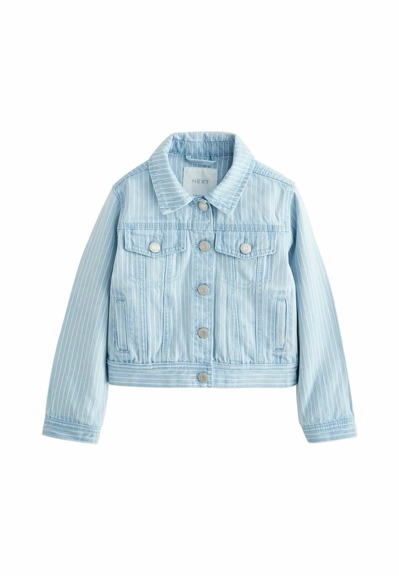 Lichtblauwe denimjack met verticale witte strepen, knoopsluiting en twee voorkruiken. Heeft een klassieke kraag en cropped ontwerp.