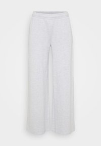 Ανοιχτό γκρι φαρδιά παντελόνια φόρμας με ελαστική μέση, κατασκευασμένα από απαλό, υφασμένο ύφασμα. Χωρίς εμφανή σχέδια ή διακοσμητικά στοιχεία.