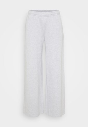 Pantalones deportivos de pierna ancha en gris claro con cintura elástica, confeccionados con una tela suave y texturizada. Sin patrones ni adornos visibles.