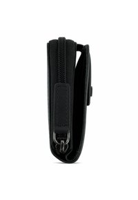 Cartera de cuero negro con un acabado texturizado, que cuenta con cierre de cremallera y tirador de metal. Diseño compacto y delgado.