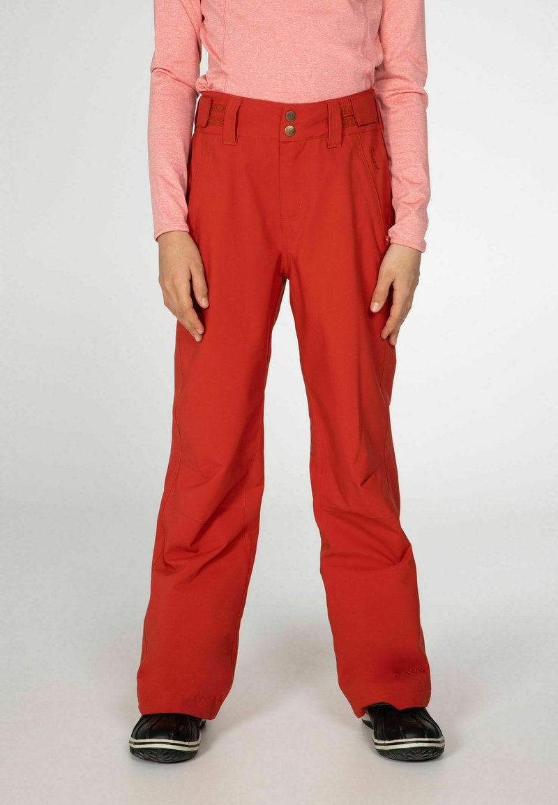 Rode waterdichte sneeuwbroeken met een ontspannen pasvorm, sluiting met twee knopen en versterkte onderranden. Gecombineerd met zwarte gestructureerde schoenen.