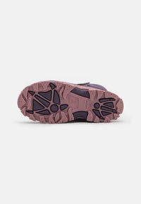 Suola di scarpe da trekking viola caratterizzata da un design robusto con profondi modelli di trazione. Gomma testurizzata con accenti rosa e specifiche stampate.