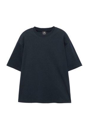 Črna bombažna majica z velikimi kratkimi rokavi, okrogel izrez in vidna etiketa na notranji strani ovratnika.