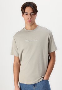 Calvin Klein SHADOW EMBOSSED LOGO - Marškinėliai su spaudiniu - london fog