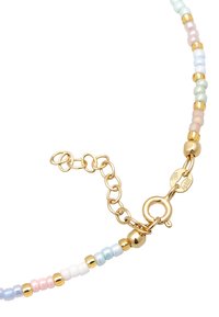Perlekæde med pastelfarvede perler i pink, blå, grøn og hvid, accentueret med guldfarvet metal hardware og en klipslås.