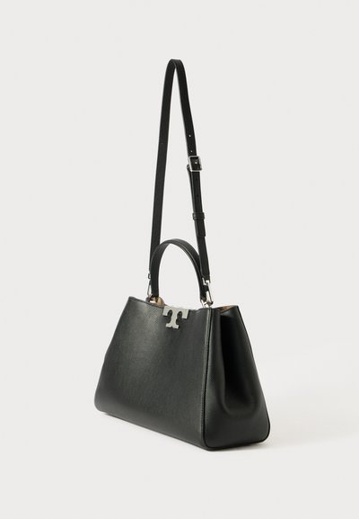 Bolso de mano de piel negra con textura de guijarro y un diseño estructurado, que cuenta con un asa superior y una correa ajustable. Acento del logo plateado en la parte frontal.