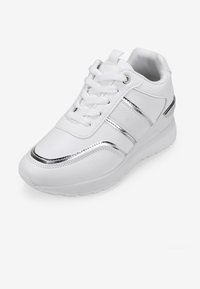 Zapatilla blanca con parte superior de material sintético, acentos metálicos en plata y rayas texturizadas. Cuenta con puntera redonda, cierre de cordones y suela acolchada.