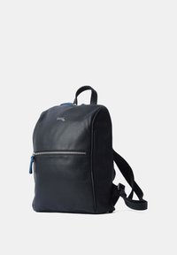 Zaino in pelle nera dalla forma arrotondata, con una tasca frontale con zip e hardware blu e spallacci regolabili. Texture liscia.