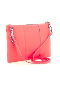 Borsa a tracolla in pelle textured color corallo con chiusure in argento e una lunga cintura regolabile, su uno sfondo bianco.
