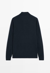 Granatowy sweter z długim rękawem i kołnierzykiem, wykonany z miękkiego materiału, charakteryzujący się czystym, minimalistycznym wzornictwem oraz ściągaczami przy mankietach.
