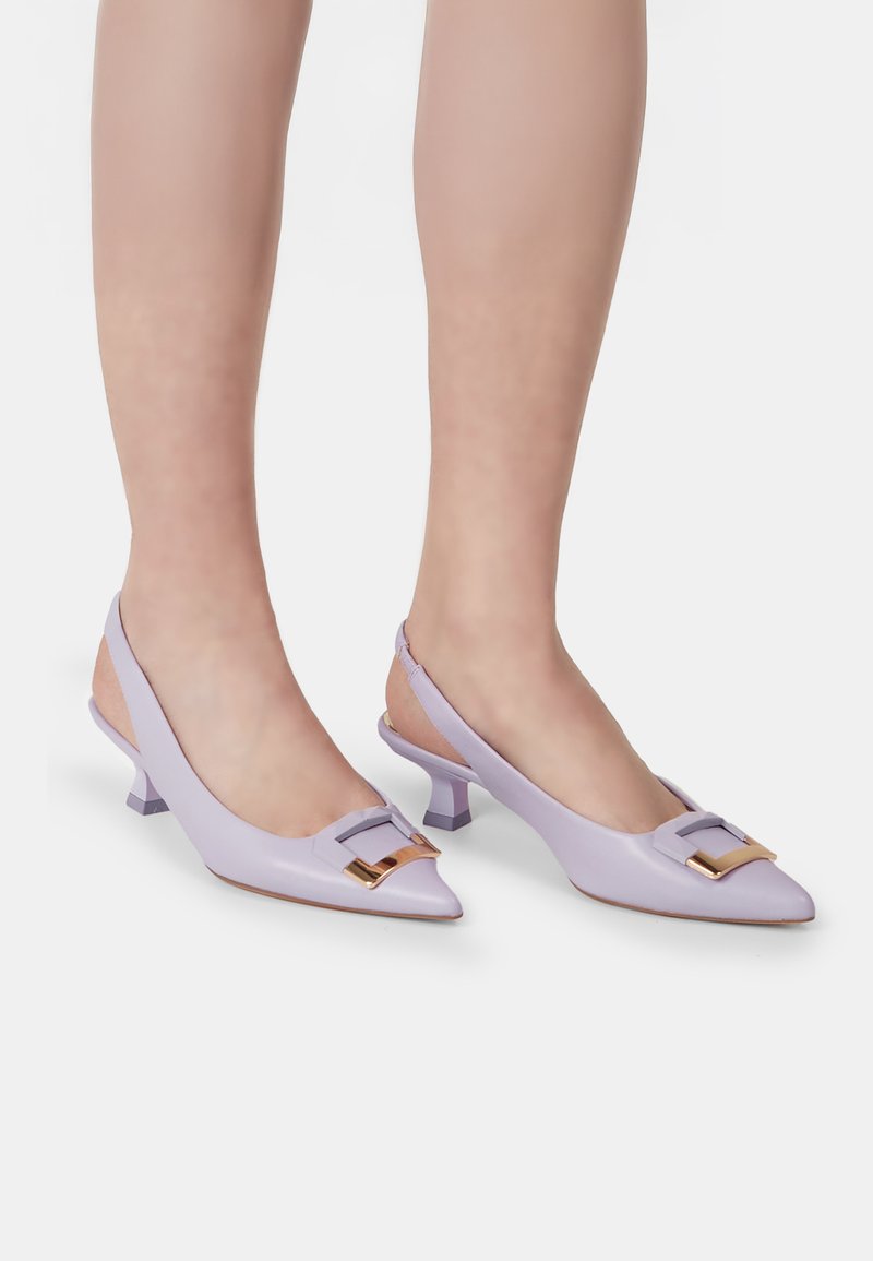 Lila usnjena slingback petka s poudarjenim nosom, ki vsebuje zlato zaponko in trikotno blok peto.