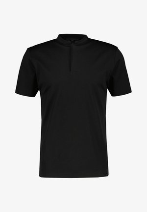 T-shirt preto de manga curta feito de algodão, com um colarinho alto e uma paleta frontal com um único botão. Textura suave e design minimalista.