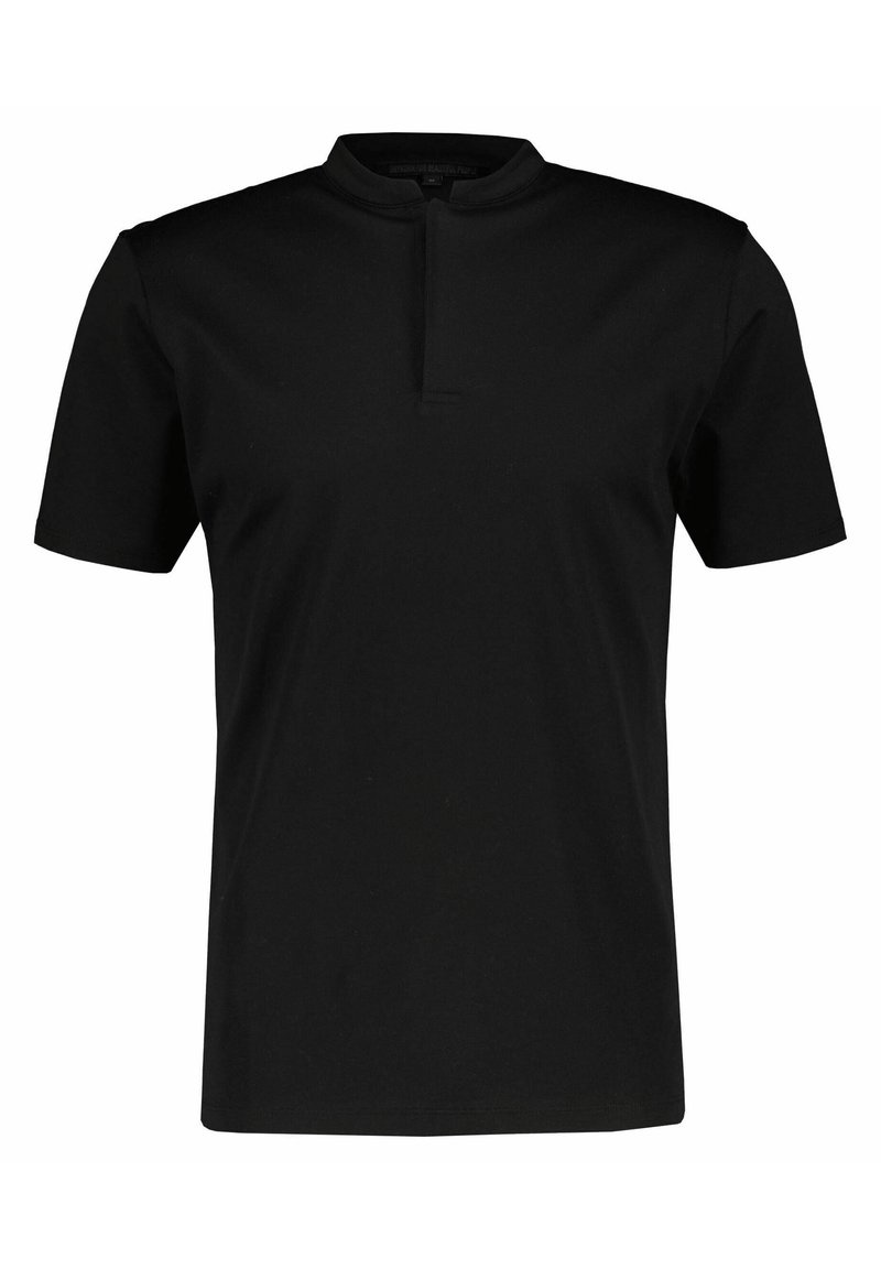 Camiseta negra de manga corta hecha de algodón, con un alto cuello y una tapeta delantera con un solo botón. Textura suave y diseño minimalista.
