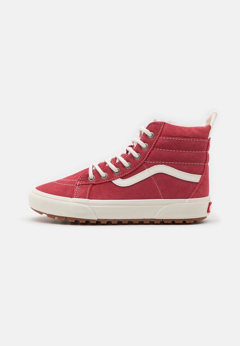 Baskets montantes en daim rouge avec lacets blancs, bande latérale blanche, semelle en caoutchouc et semelle extérieure marron sur fond blanc.