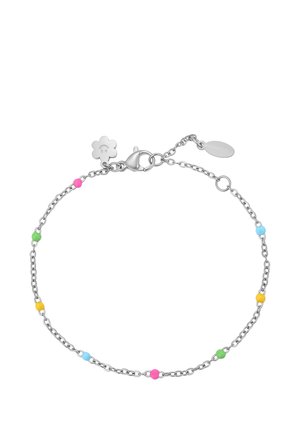 Silbernes Kettenarmband mit kleinen bunten Perlen und einem blumenförmigen Anhänger nahe dem Verschluss auf weißem Hintergrund.