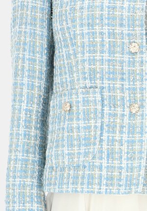 Jasnoniebieska, teksturowana kurtka z tweedu z ozdobnymi guzikami w złotym odcieniu i kieszenią z przodu po lewej stronie.