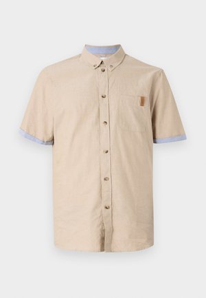 Korte mouwen button-up shirt van beige linnen met blauwe accenten op de mouwen. Heeft een borstzak en bruine knopen. Soepele textuur.
