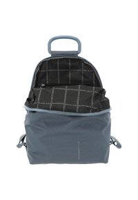 Sac à dos gris avec une forme structurée, doté d'une poignée en plastique, d'une fermeture éclair et d'un intérieur en tissu noir marqué d'un motif de logo.