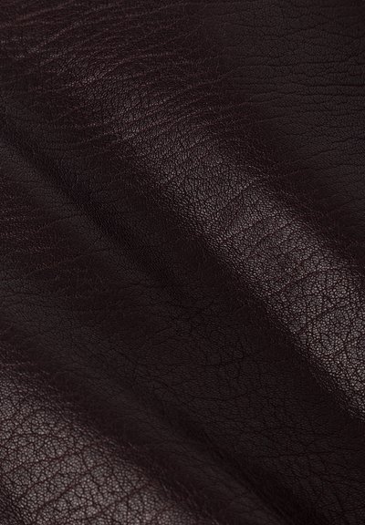 Cuoio bordeaux con una superficie testurizzata, caratterizzato da pieghe e una sottile lucentezza, che mette in risalto il suo colore ricco e la qualità del materiale.