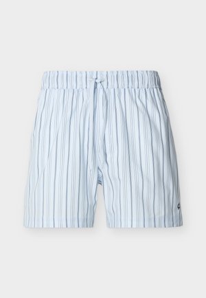 Hellblaue Herren-Badeshorts mit dünnen senkrechten dunkelblauen Streifen, elastischem Bund und weißem Kordelzug in der vorderen Mitte.