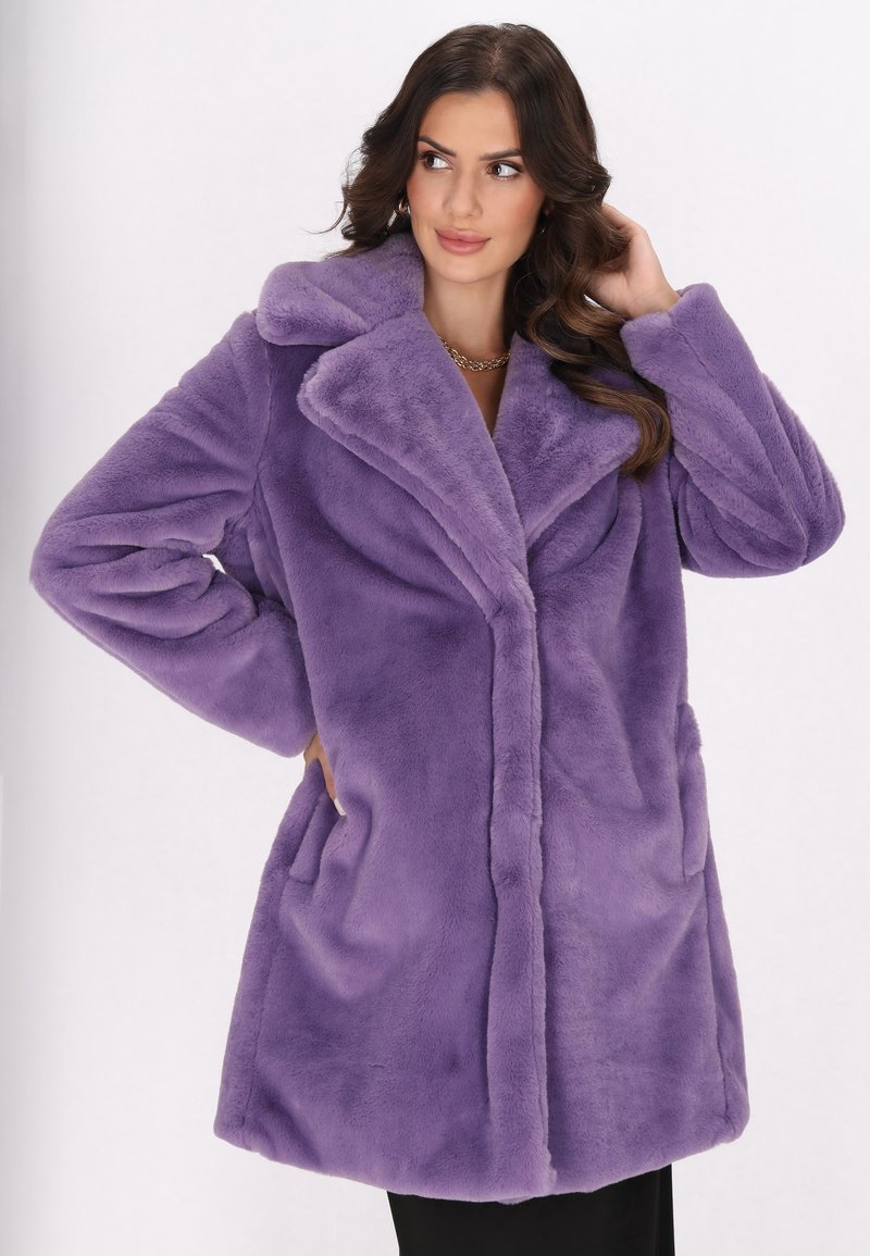 Lilla faux fur frakke med notches krave, lange ærmer og sidelommer. Har en blød tekstur og en mellemlang design.