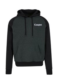 Sweat-shirt à capuche de couleur vert foncé et noir, avec une poche kangourou à l'avant et le texte "Compton" en broderie blanche sur la poitrine.