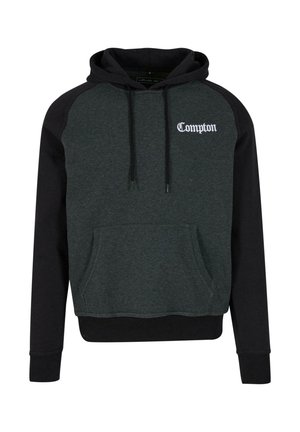 Kapuzensweatshirt in Dunkelgrün und Schwarz, mit einer vorderen Kängurutasche und dem weißen gestickten Text "Compton" auf der Brust.