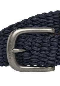 Navy sininen punottu vyö, joka on valmistettu kestävästä kankaasta ja jossa on metallinhohtoinen hopeinen solki. Solkessa on kohokuvioituna nimi "HACKETT".