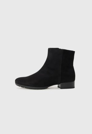 Bottes de cheville en daim noir avec un bout arrondi, un talon carré de hauteur moyenne et des détails de couture subtils. Comprend une fermeture à glissière sur le côté.