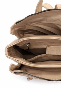 Beżowa skórzana torebka, wnętrze z zamkiem błyskawicznym, wieloma przegródkami i gładką podszewką, zawierająca małą kieszonkę na zamek.