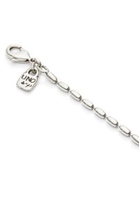 Chaîne en perles argentées avec fermoir à ressort et petite étiquette rectangulaire gravée "UNO de 50" attachée près du fermoir.