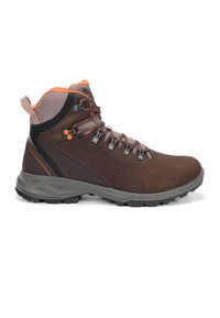 Botas de senderismo marrones con una parte superior texturizada, cuello acolchado y acentos naranjas. Presentan ojales de metal, una suela resistente y una lengüeta.