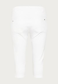 Jeans blancos cortos con una cintura de altura media, que cuentan con dos bolsillos traseros, detalles de costura sutil y una textura de tela suave.