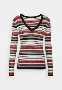 Pull à manches longues avec col en V en tricot côtelé, présentant des rayures horizontales rouges, roses, noires et des accents argentés. Bordure noire au niveau du col.