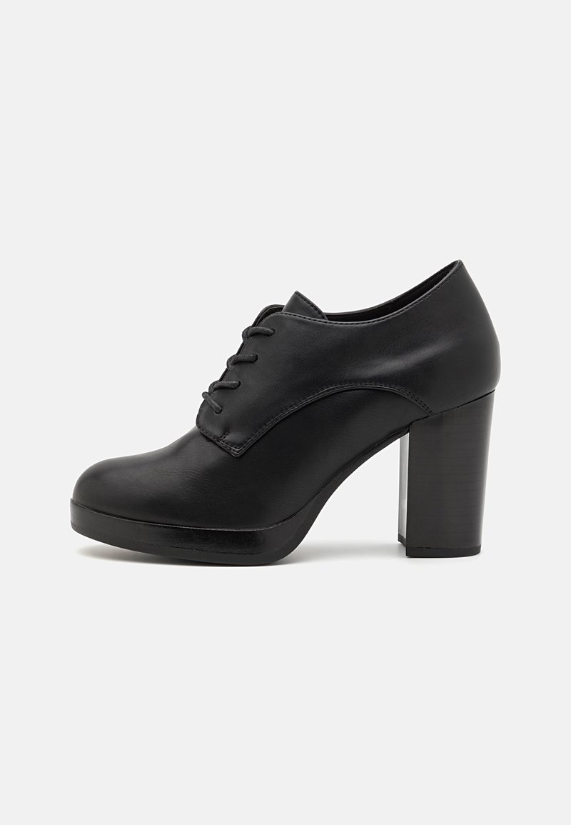 Chaussure noire en cuir avec un bout rond et un laçage à l'avant. Elle présente un talon bloc haut et une texture lisse.