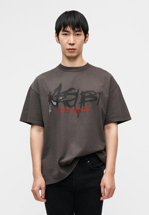 GRAFF EKCESS TEE - Μπλουζάκι με στάμπα - khaki