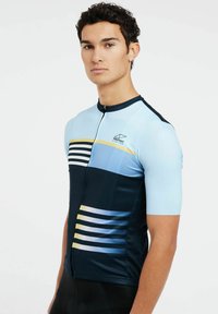 Mėlynos ir tamsiai mėlynos trumpomis rankovėmis dviratininko maikutė, su horizontaliomis geltonomis ir baltomis stripes, užsegama zip užtrauktuku ir prigludusio silueto.
