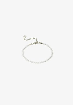 Witte parelarmband met een zilverkleurig slot en verlengketting, voorzien van gelijkmatig gevormde ronde kralen en een gladde, glanzende textuur.