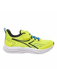 Scarpa sportiva gialla neon con tomaia in rete, dettagli neri, lacci blu e un cinturino con velcro. Presenta una suola bianca imbottita.