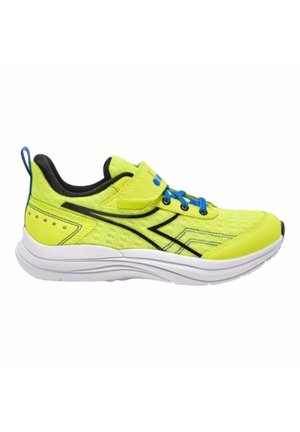 Scarpa sportiva gialla neon con tomaia in rete, dettagli neri, lacci blu e un cinturino con velcro. Presenta una suola bianca imbottita.