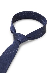 Marineblaue Krawatte mit einer gewebten Textur, die ein Karomuster und kleine silberne Punkte aufweist. Die Krawatte ist in der Mitte gebunden und hängt gerade herunter.