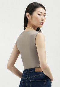 Calliope SCOLLO QUADRATO - Top - marrone