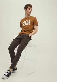 Jack & Jones Pantaloni cargo - marrone