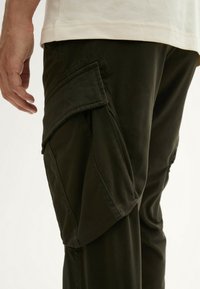 TOM TAILOR WEICHE TAPERED - Cargohose - dark rosin green