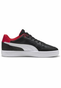 Sorte syntetiske sneakers med hvide og røde accenter, der har en perforeret tå, sorte snørebånd og en hvid gummisål.