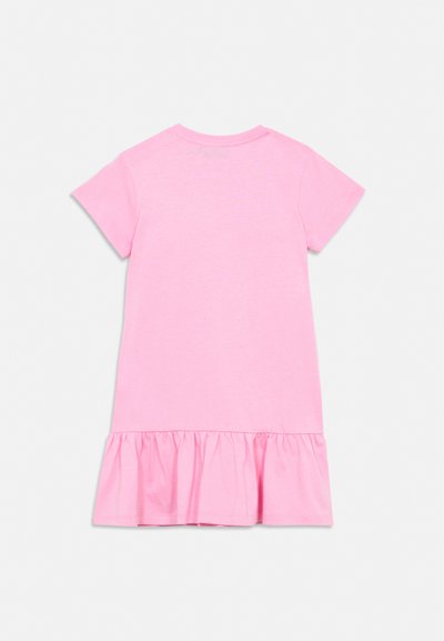 Κοντό ροζ φόρεμα με κοντά μανίκια, στρογγυλή λαιμόκοψη και βολάν στο τελείωμα, εμφανιζόμενο από πίσω σε απλό ανοιχτό φόντο.