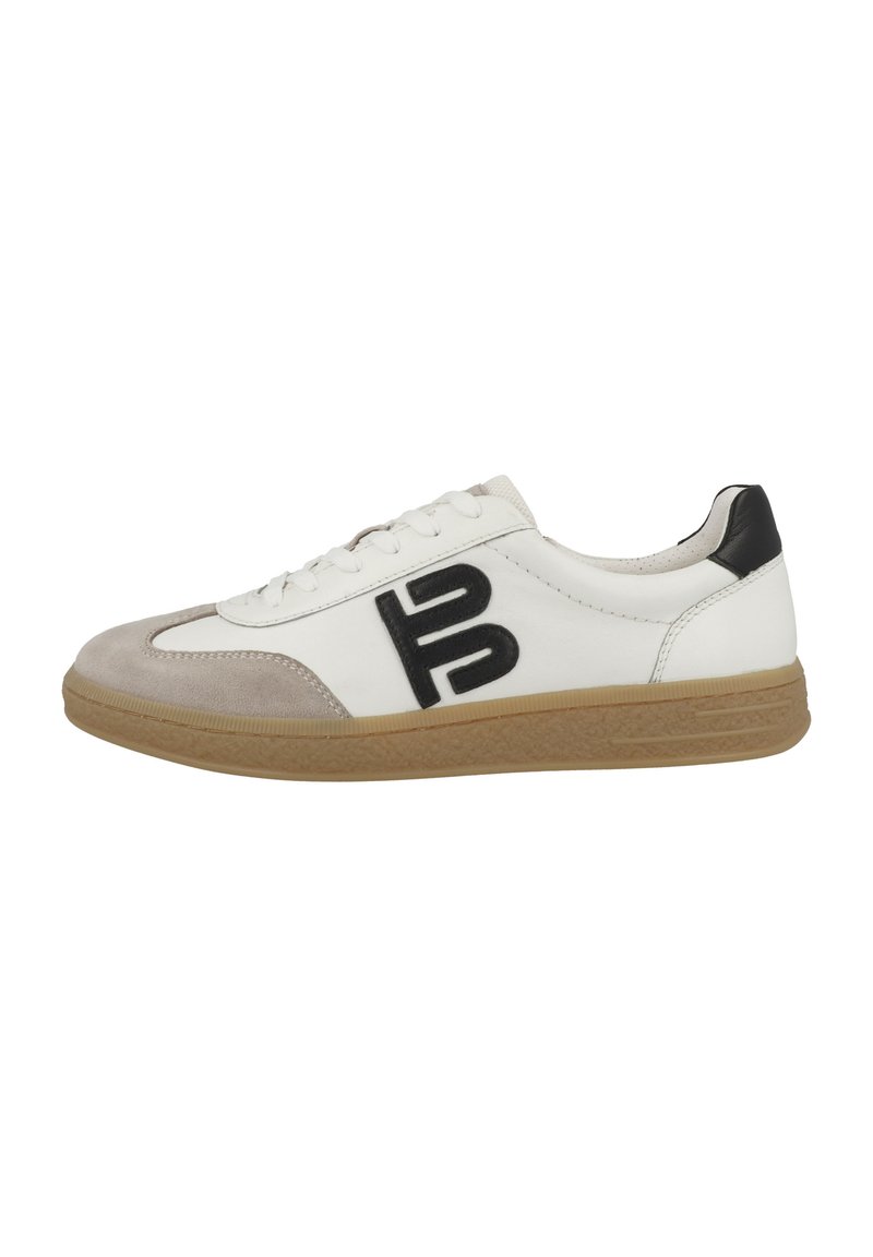 Sneaker in pelle bianca con dettagli in suede beige, logo nero e suola in gomma. Presentano lacci piatti e un design a bassa altezza.