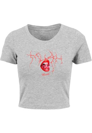 Šedý krátký crop top s krátkými rukávy, který má červený grafický design s akcenty rtů a blesků, strukturovanou tkaninu a kulatý výstřih.