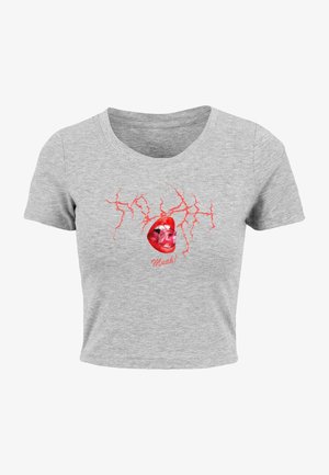 Halli lühikese varrukaga crop top, millel on punane graafiline disain koos huulte ja välguselementidega, tekstuurne kangas ning ümar kaelus.